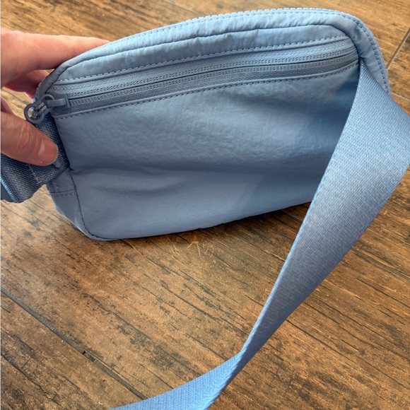 Lululemon Everywhere Belt Bag in Aero Blue. NWOT - Picture 3 of 4